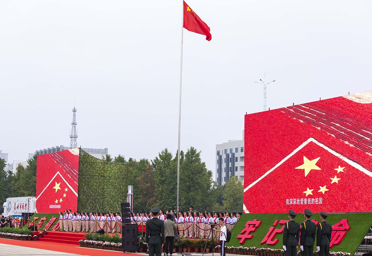 艺术设计学院首场周一升旗仪式，激昂青春，共赴梦想！