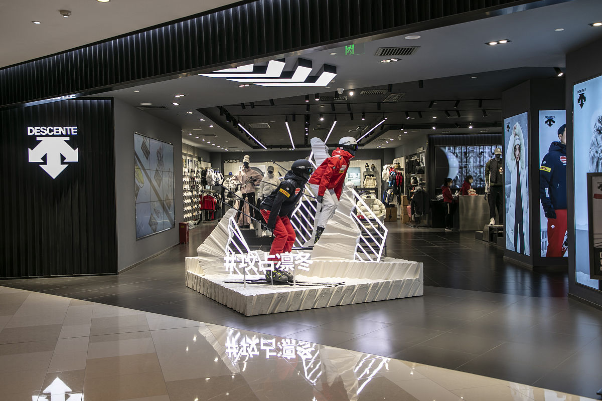 安踏球鞋橱窗设计:抓住客户眼球的关键词 安踏球鞋橱窗设计:抓住客户眼球的关键词