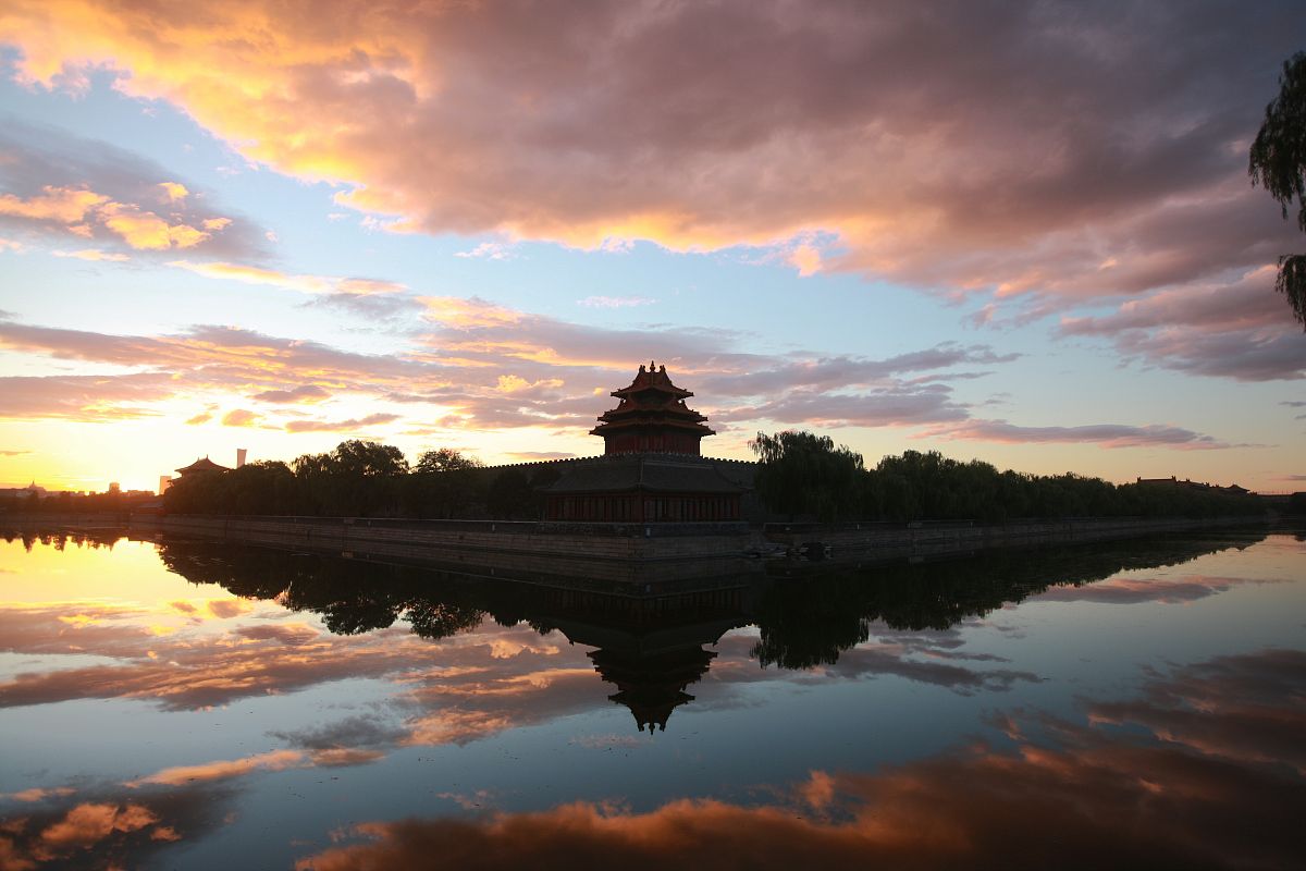 2018年9月30日,北京,漫天朝霞给故宫角楼配上了变换无穷的美丽背景,多