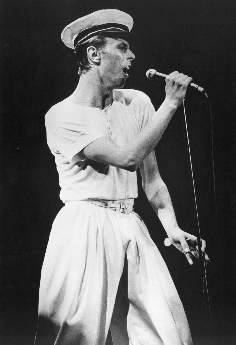 1978年6月15日,英国,大卫·鲍伊在市政厅演唱<strong>歌曲</strong>.