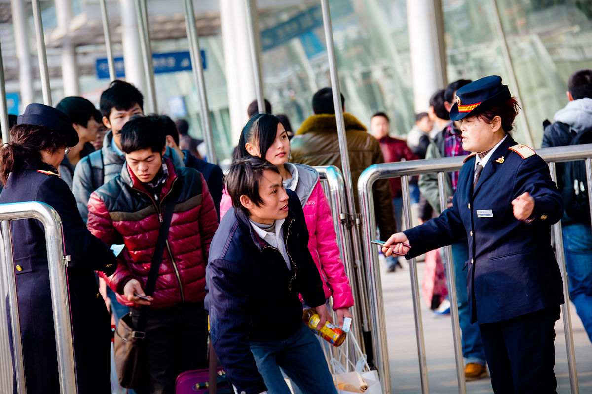 地铁站的客运人员们不止是学生们的指路人 他们自己也为人母 为人父