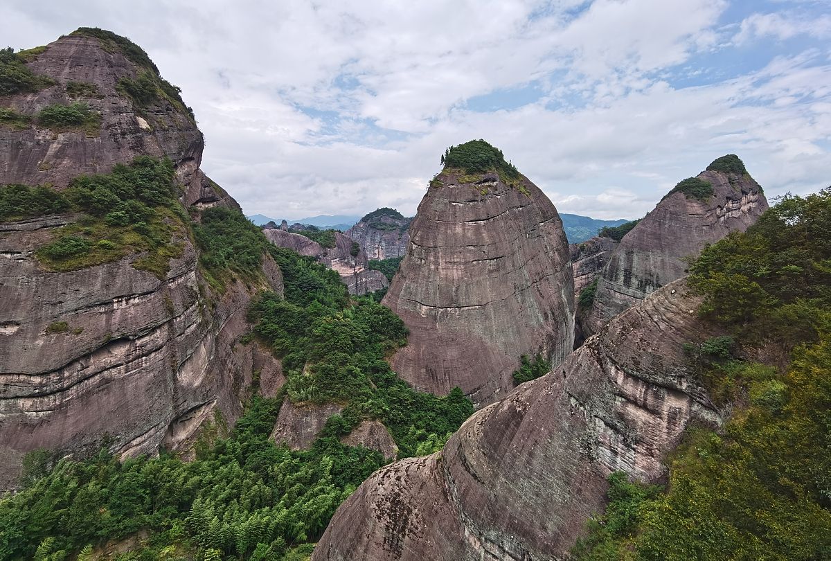 解释景观视觉资源清单与现行行业中风景资源中景源、景点的关系。：景观资源Landscape Resources即风景资源也称景源、风景旅游资源、风景名胜资源。指的是能引起审美与欣赏活动可作为风景游览对象及风景开发利用事物与因素的总称。同时景观视觉资源也是构成景观环境最基本的要素是产生社会效益、经济效益、环境效益的物质基础。景点是由若干相互关联的景物构成、具有相对独立性和完整性并具有审美特征的基本境域