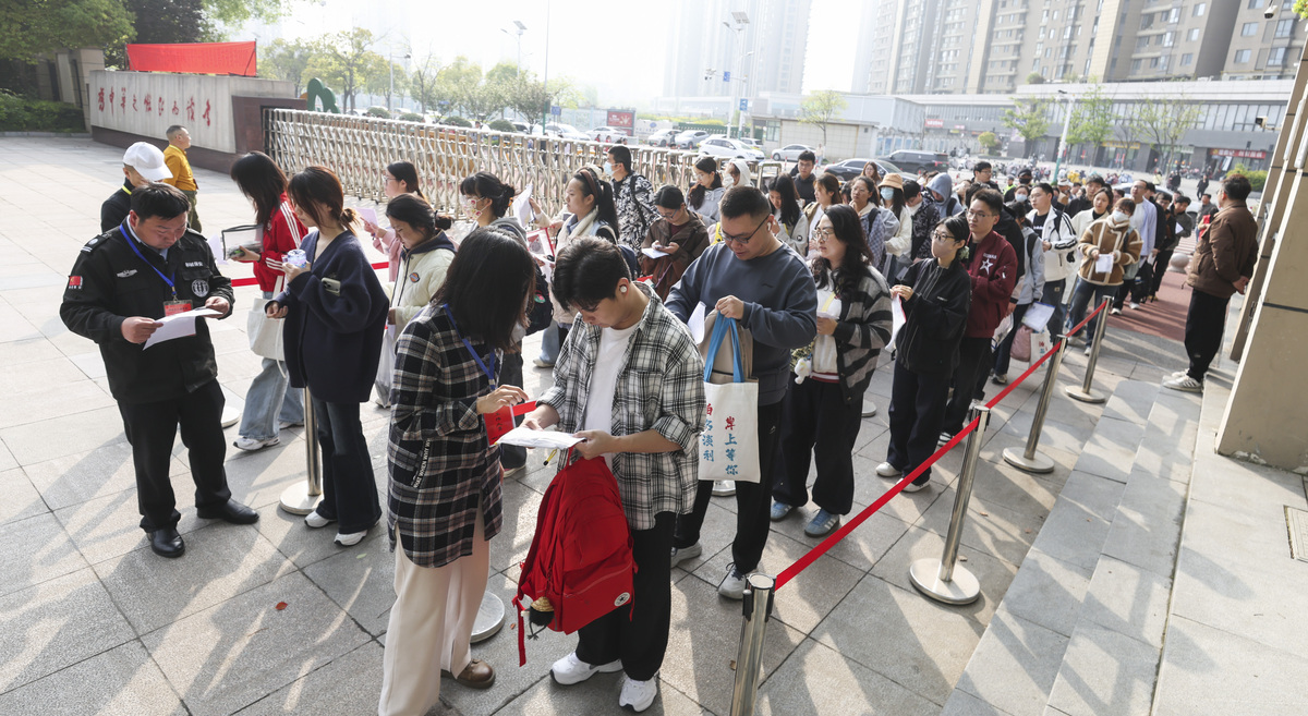 2026年4月18日,江苏淮安,参加事业单位招聘人员考试的