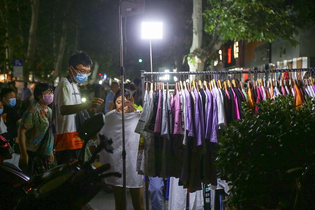 2020年6月1日,郑州健康路夜市复市,前来逛街的市民熙来攘往,而商户则