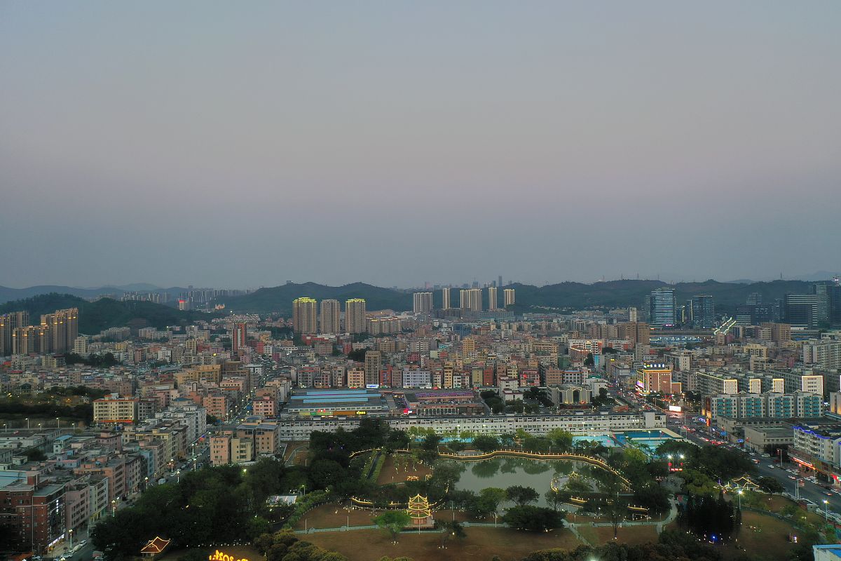 2021年2月23日傍晚,广东省东莞市凤岗镇雁湖公园内景与城市风景.