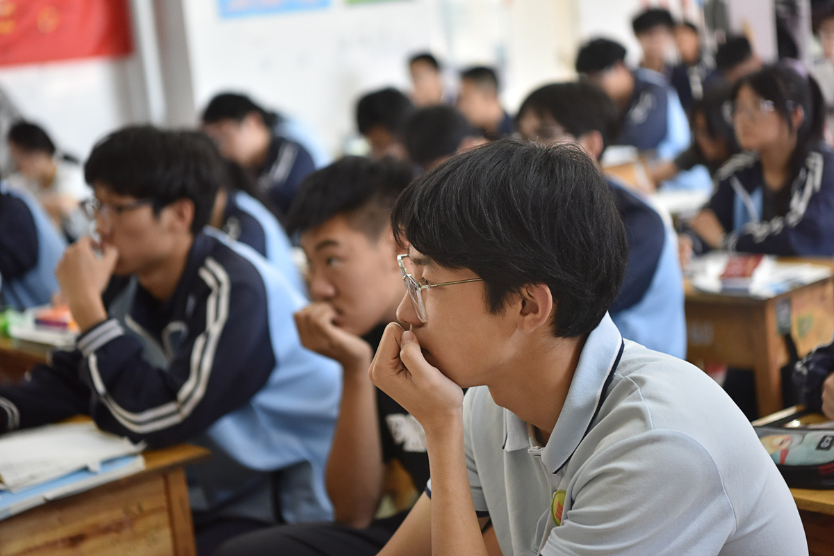 英语作文：假设你是中华中学高三学生徐晶 校团委为了帮助高三学生缓解学习压力拟利用本月最后一个星期五下午开展一个高三年级减压活动目前正在向全年级同学征求活动意见。你给校团委王老师写一封邮件 内容须包括：你的建议；你的理由。