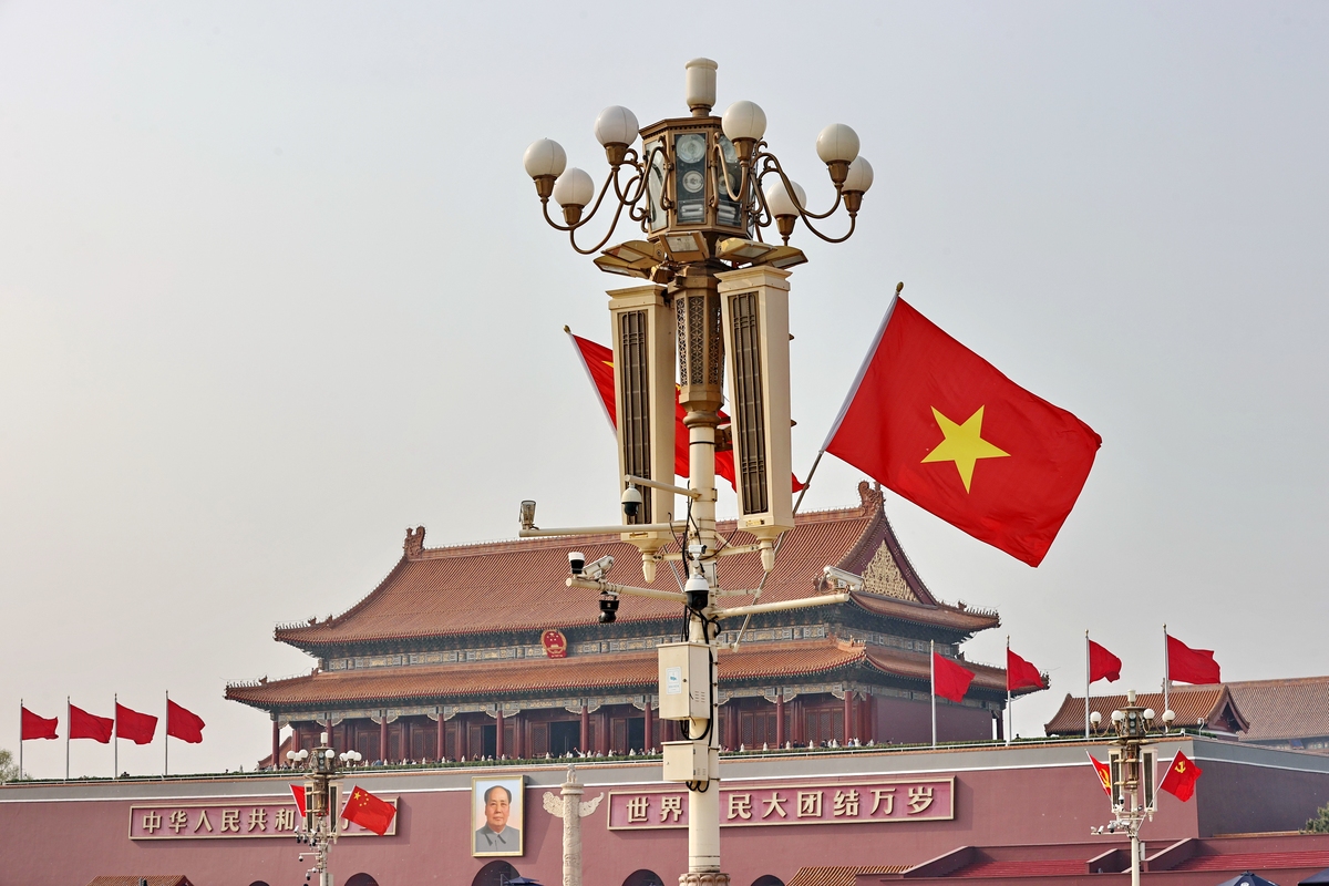 2026年4月15日,北京,天安门广场悬挂中国和越南两国,,