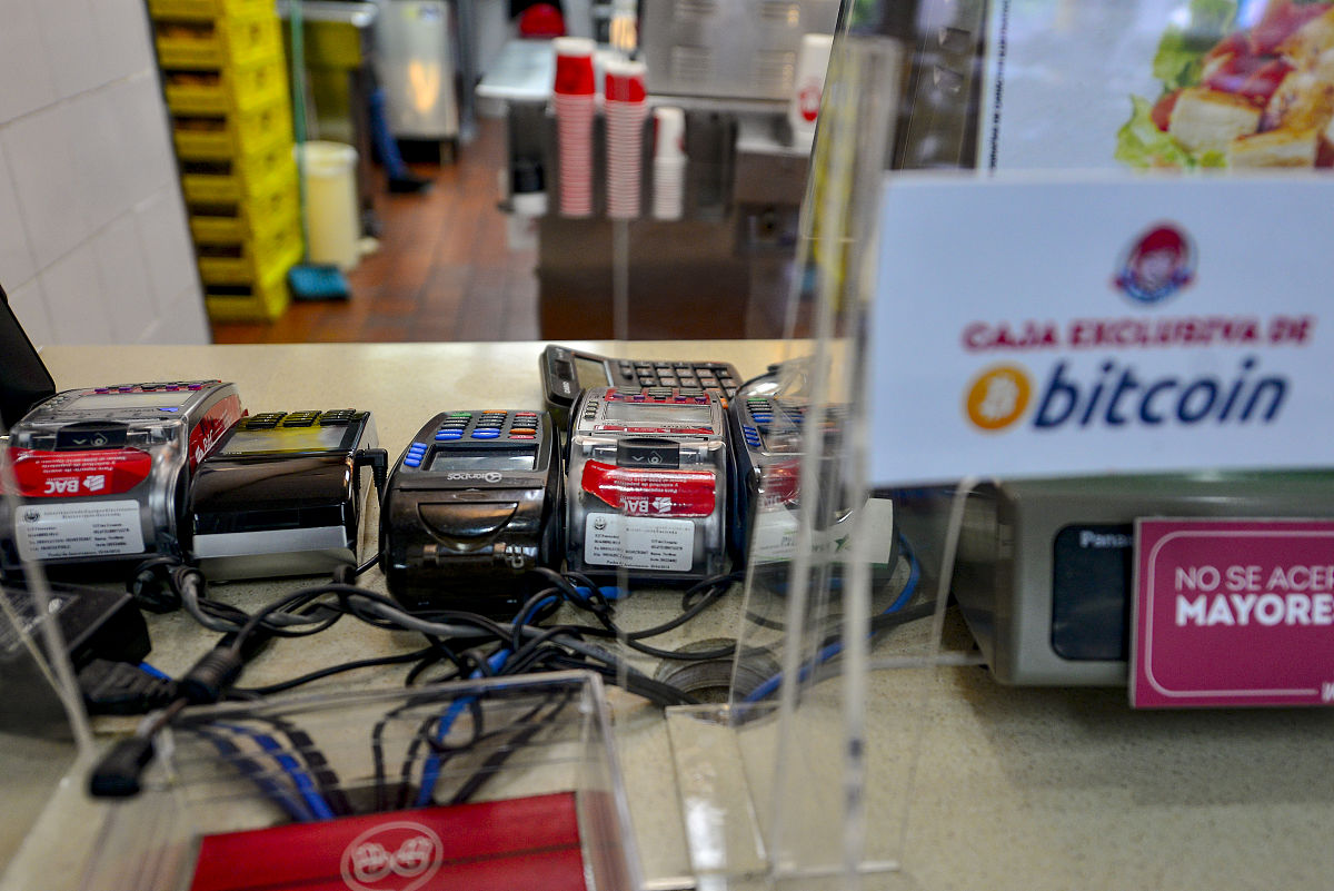 当地时间2021年9月9日,萨尔瓦多首都圣萨尔瓦多,当地民众开始使用比特