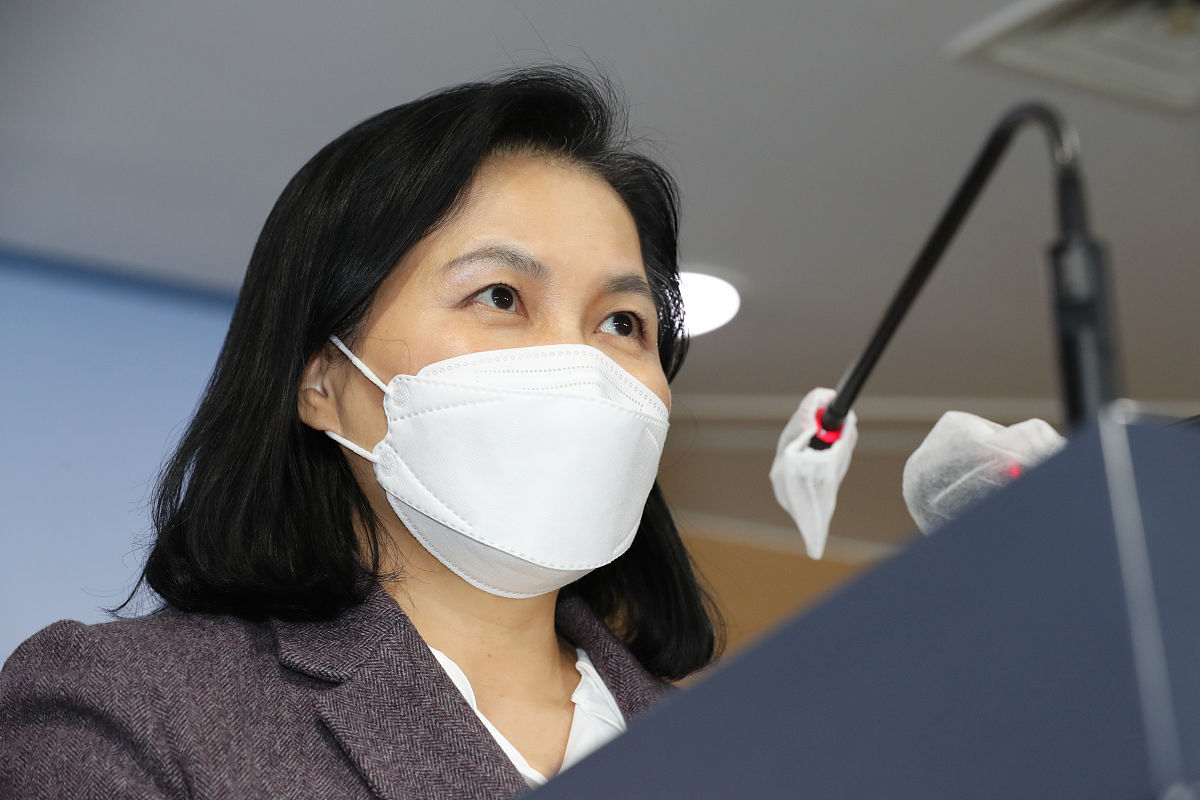 当地时间2021年2月5日,韩国首尔,俞明希出席新闻发布会.当日,韩国候选