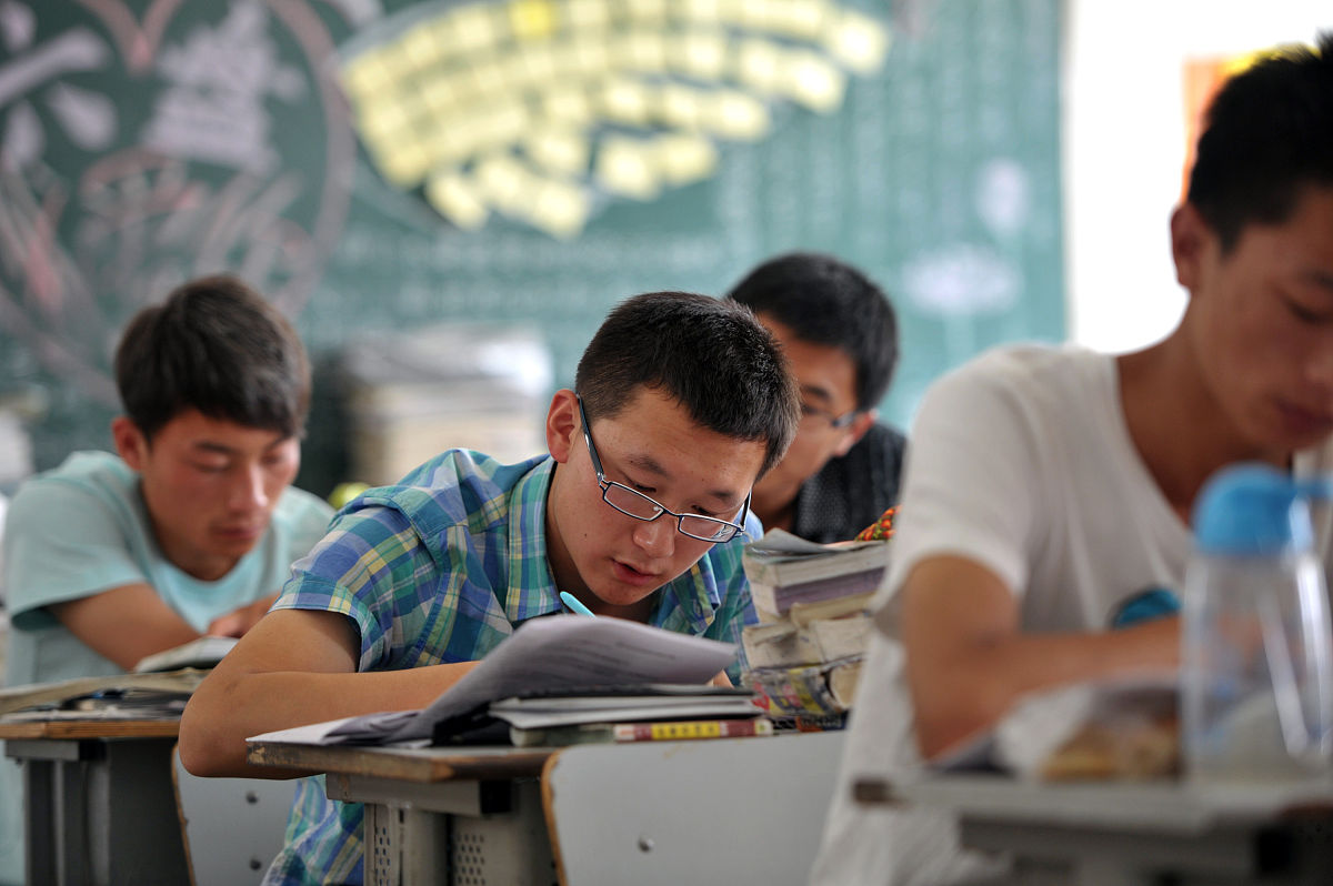     2013年6月4日,宁夏银川市六盘山高级中学,即将参加高考的学子们正