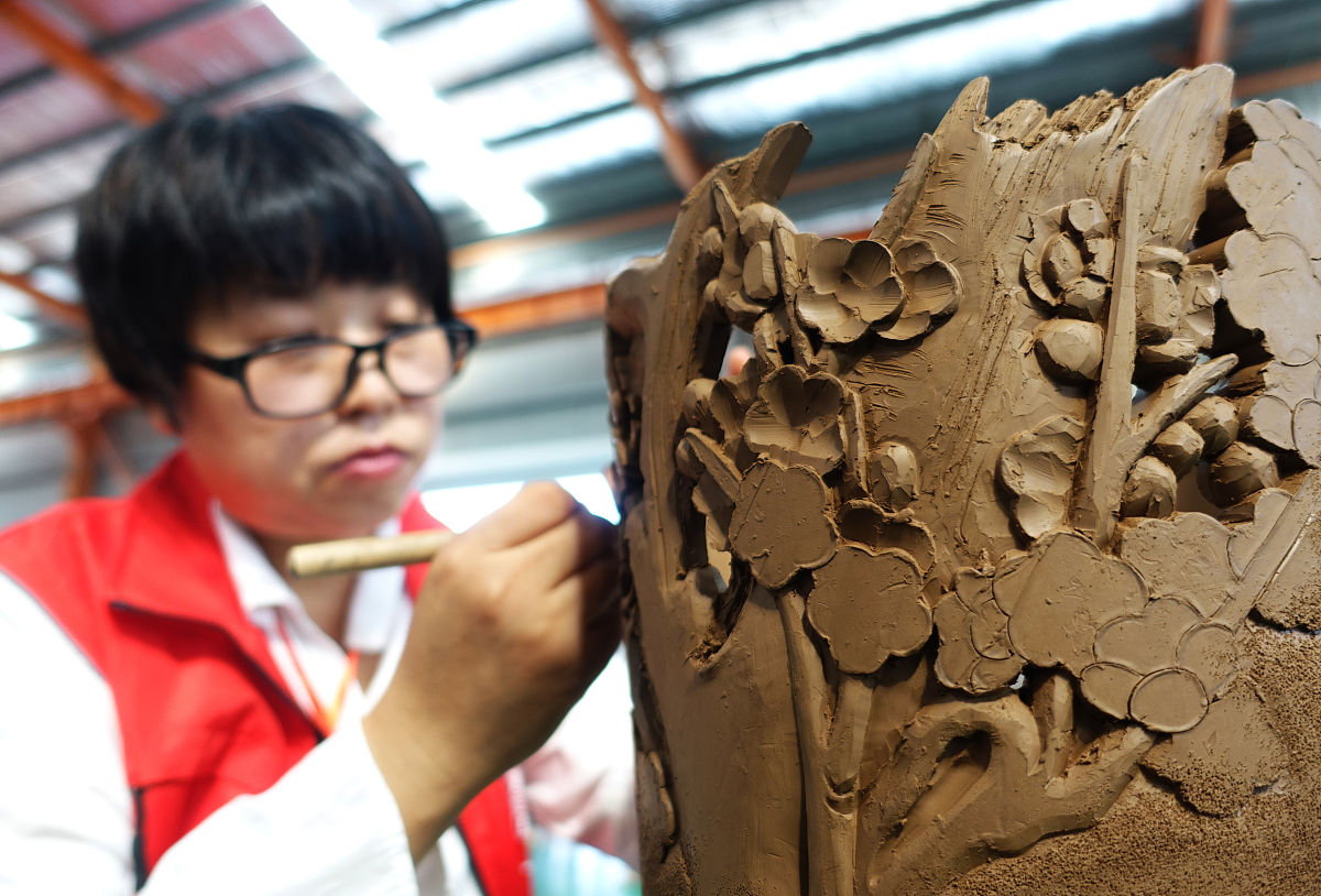 秦皇岛奇石艺术学校2021年招生专业：石雕、陶艺、绘画、雕塑