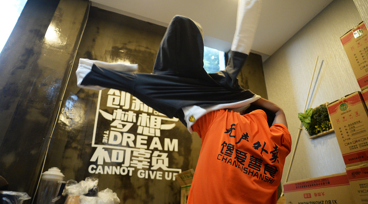 2019年5月28日,成都,赶上天气变化的时候,外卖骑手们会给自己加件外套