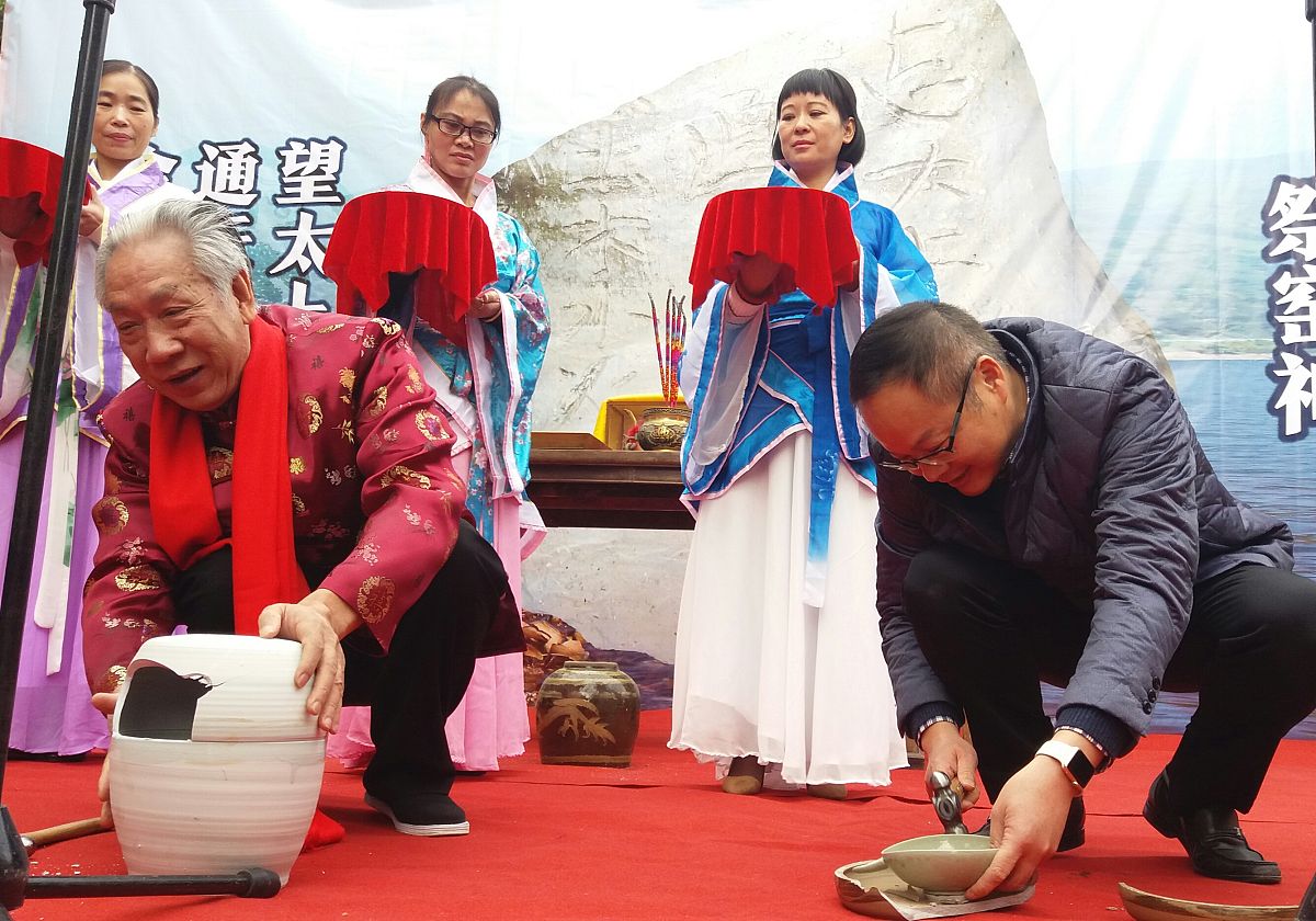 做七：人死后每逢七日要举行祭奠俗称做七。一般只做五七。最后举行祭奠 焚化灵屋纸屋叫完七以示丧事的结束。以后周年举行祭礼叫开小孝；三年举行祭礼叫开大孝。开大孝时门前、厅堂换上红联一切恢复正常。 这是客家丧葬当中的祭七流程帮我精简一下这个流程并且换一个表达方式语句不要和原来的太相似