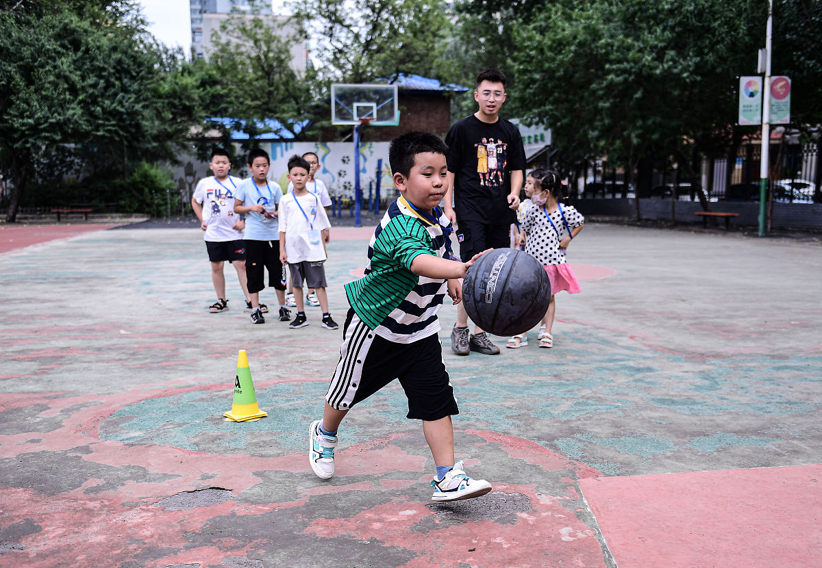 2021年7月23日,沈阳勋望小学,托管班的小朋友在上课.