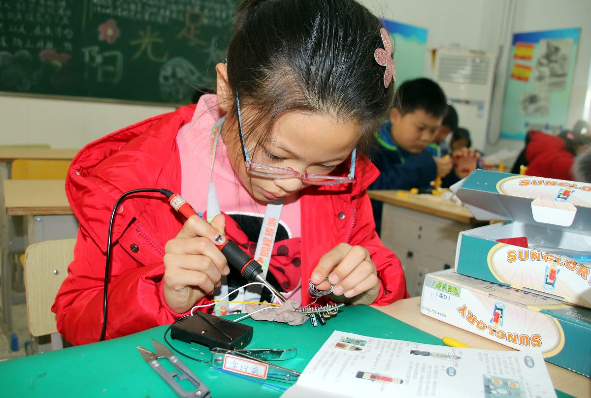中学信息技术课程学生学习兴趣激发与实践创新论文结构构建指南