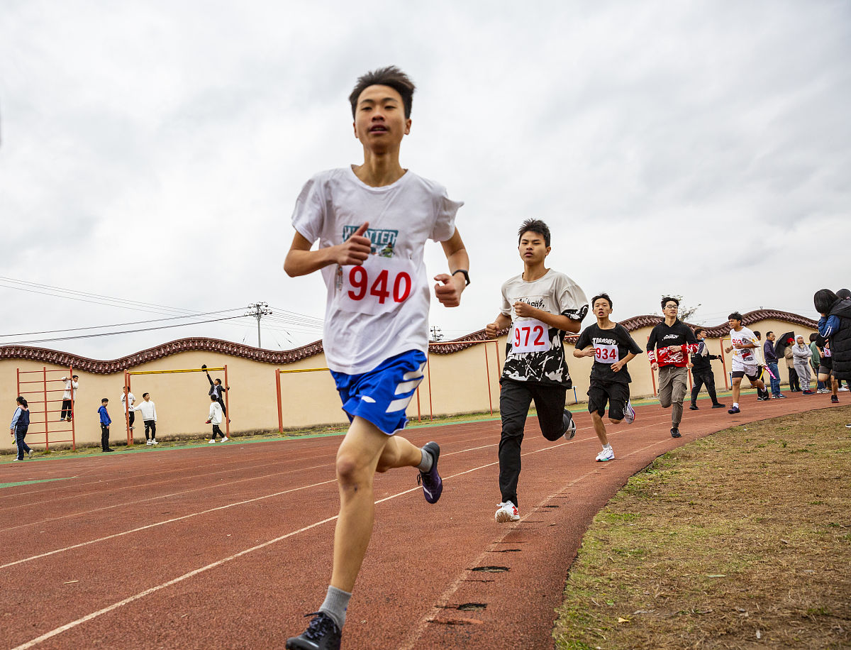 小明参加跑步比赛他超过了第二名但是没超过第一名小明是第几名？是否存在小明是并列第一名的可能小明有可能与第一名同时到达终点