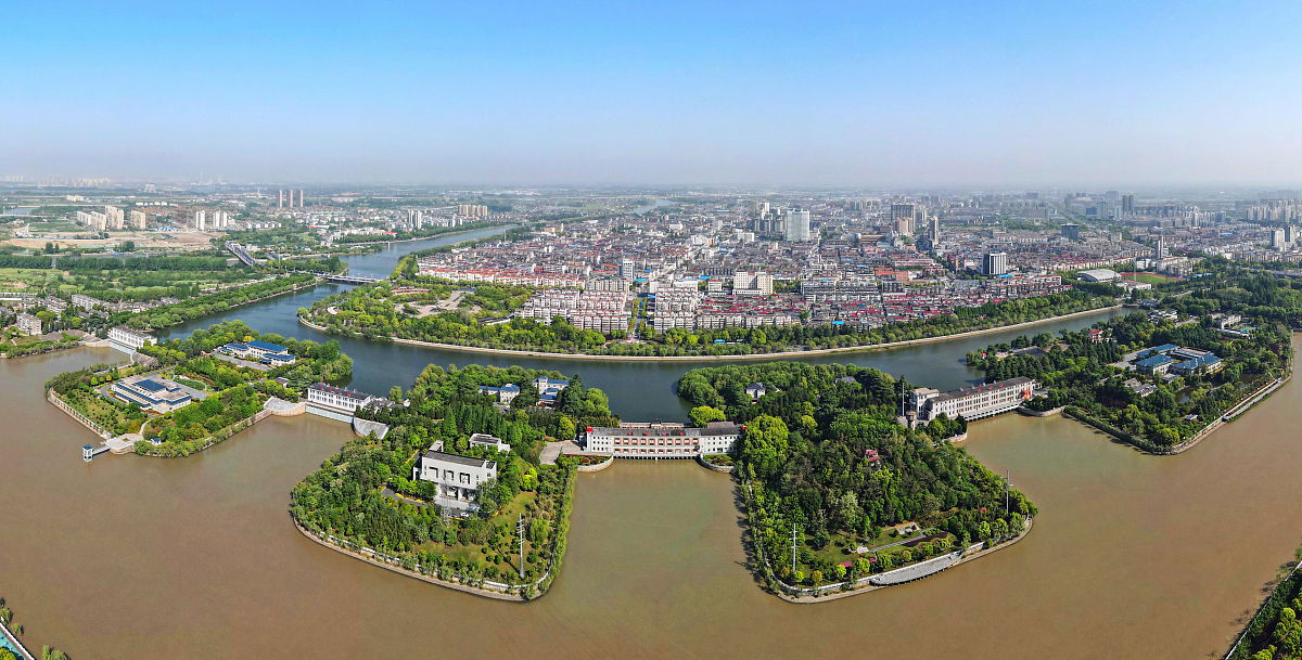 2021年4月29日,江苏扬州,江都水利枢纽风景区绿意盎然,风景宜人.