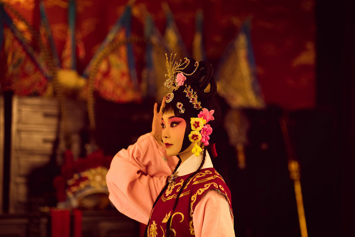 2021年11月12日讯,宋轶录制《最美中国戏》花絮照释出.花絮