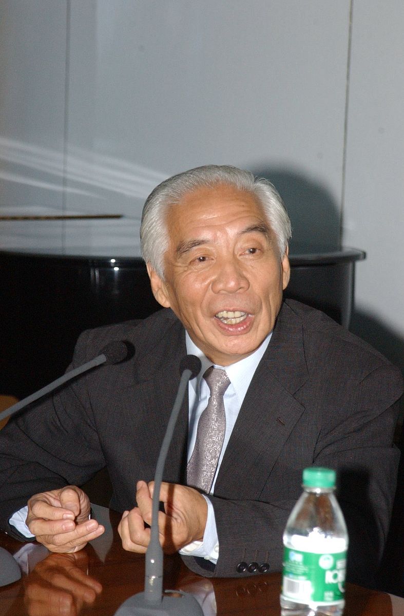 2002年9月13日,陕西省西安市,吴祖强在西安音乐学院讲学.吴祖强