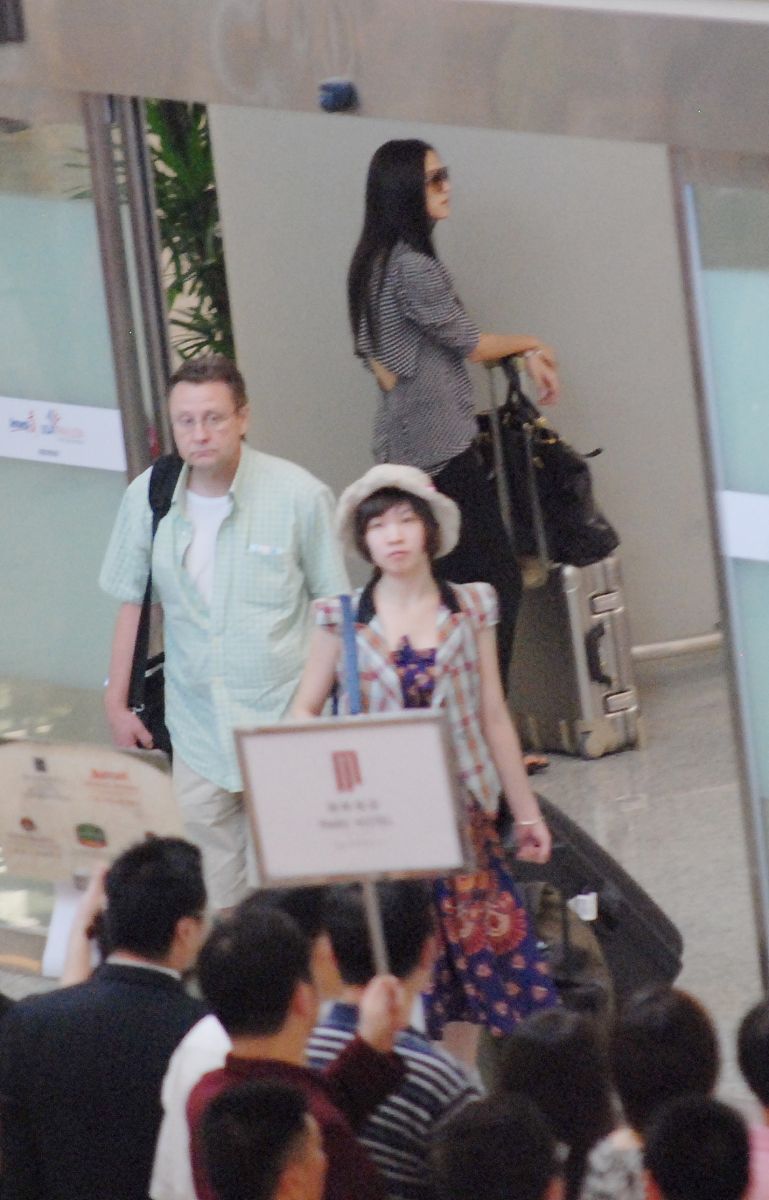 2010年7月20日讯,上海,近日大嘴美女姚晨抵达上海虹桥机场.+++_+++姚