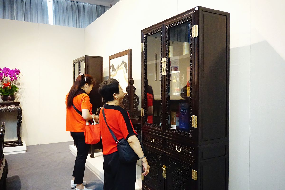 AI珠宝设计提示词：融合现代与传统风格