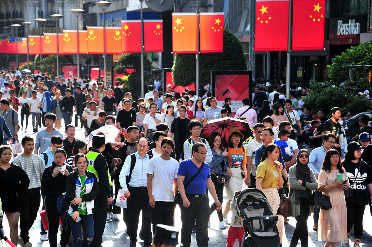 写一篇五一长假各地旅游潮文章