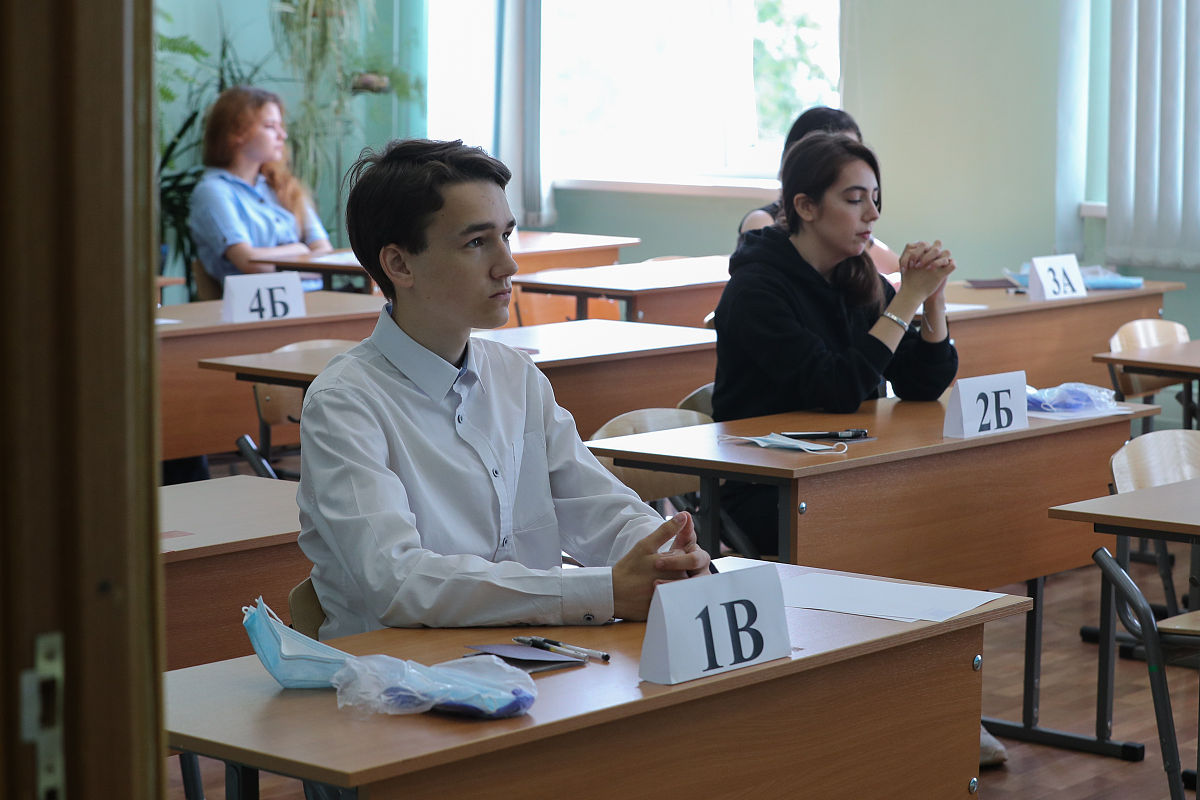 当地时间2020年7月20日,俄罗斯莫斯科,中学生参加全国统一英语考试.mo