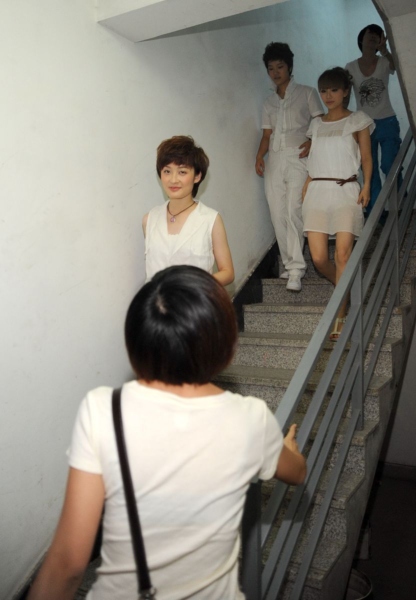 2009年7月5日,北京,快乐女生十强当日集体亮相北京拍mv.曾轶可+++_+++