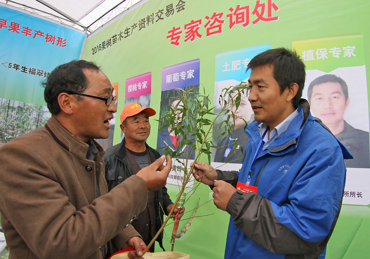 优化下下面一段蔡菁同志始终以身作则、严格自律在苏太企业工作十几年来扎根养殖基地勤勤恳恳、抛家舍业、任劳任怨把青春年华奉献给了种质资源保护事业。积极发挥党员的先锋模范作用。蔡菁同志在养殖基地生产生活环境艰苦的条件下带领基地员工做好保种育种工作严格落实生物安全防控措施积极配合生产技术部从提升人效指标、提升生产指标等方面下功夫落实开展党员带头降本增效行动。