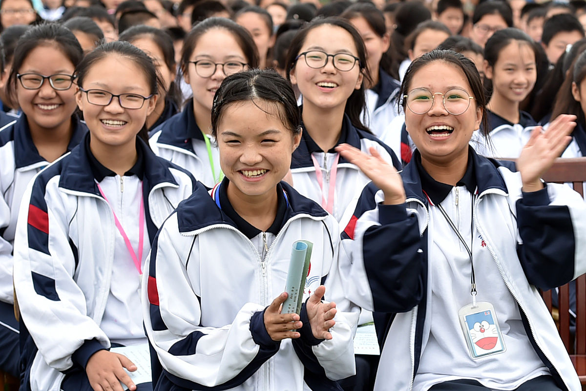 2017年9月11日,扬州市蒋王中学的同学们正在校园操场上开心观看非遗曲