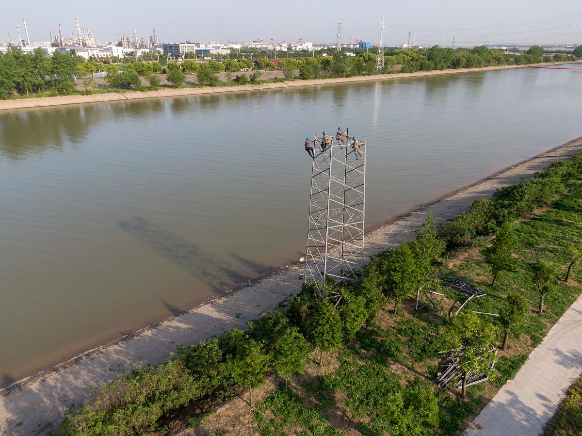 2021年5月1日,在江苏泰州高港区引江河船闸附近,抢修人员对泰州海螺水