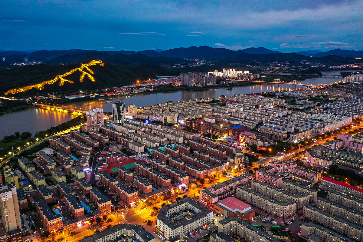 2020年9月12日,吉林省吉林市,自白露节气之后天气转凉,傍晚时分天空西