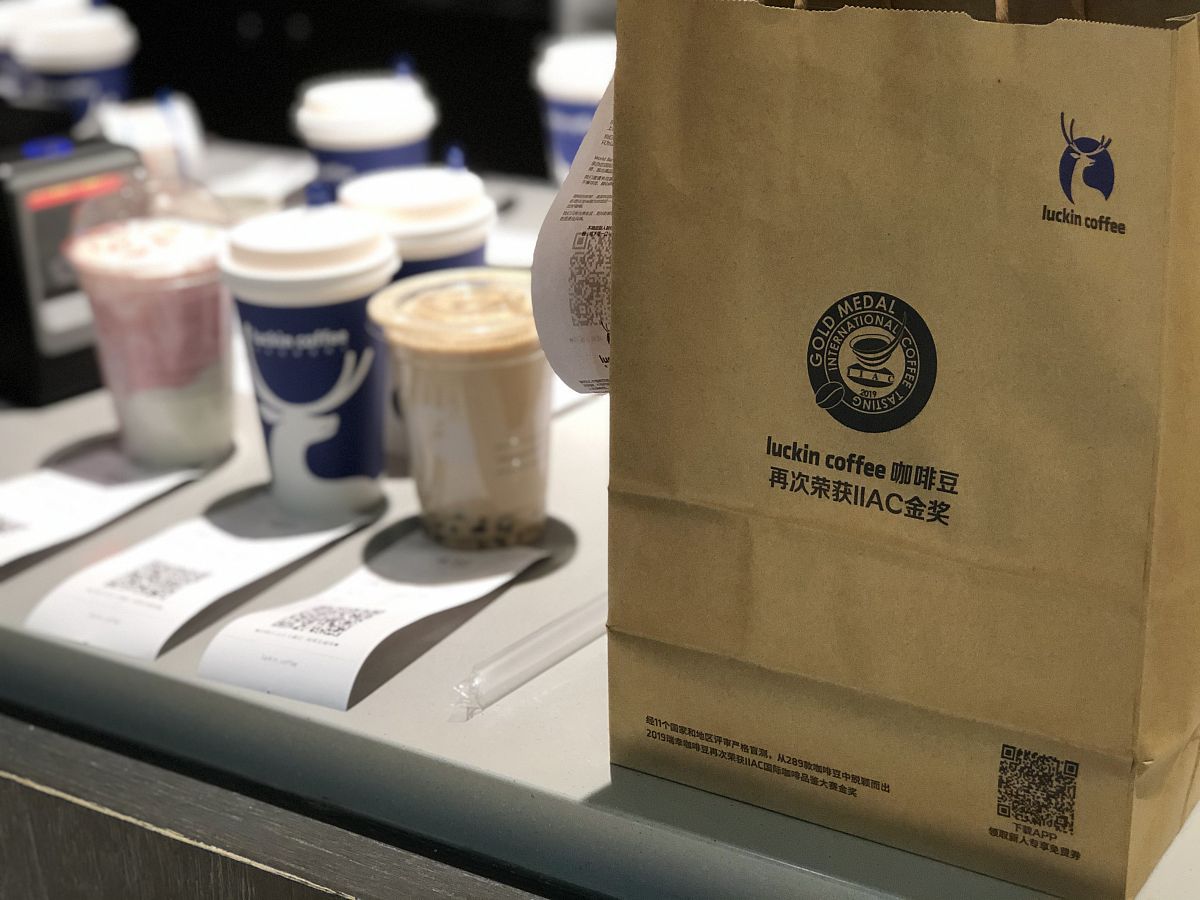 极简蓝绿咖啡品牌设计：融入生活的清新体验