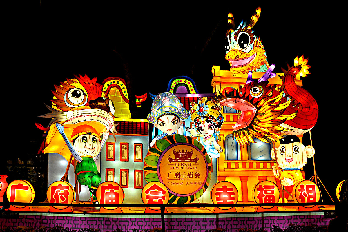 本文主要讨论的议题是作为岭南地区特色民俗文化的飘色如何在新媒体时代实现内容与传播媒介上的创新使飘色文化的传播突破时间和空间的限制。笔者尝试利用传统文化与新媒体相结合的方式使飘色这种独具特色的民俗文化突破地域的束缚而发扬光大。此文先从诸论简单对文章研究内容进行简单概述从而确定飘色的动漫IP化创作方向。