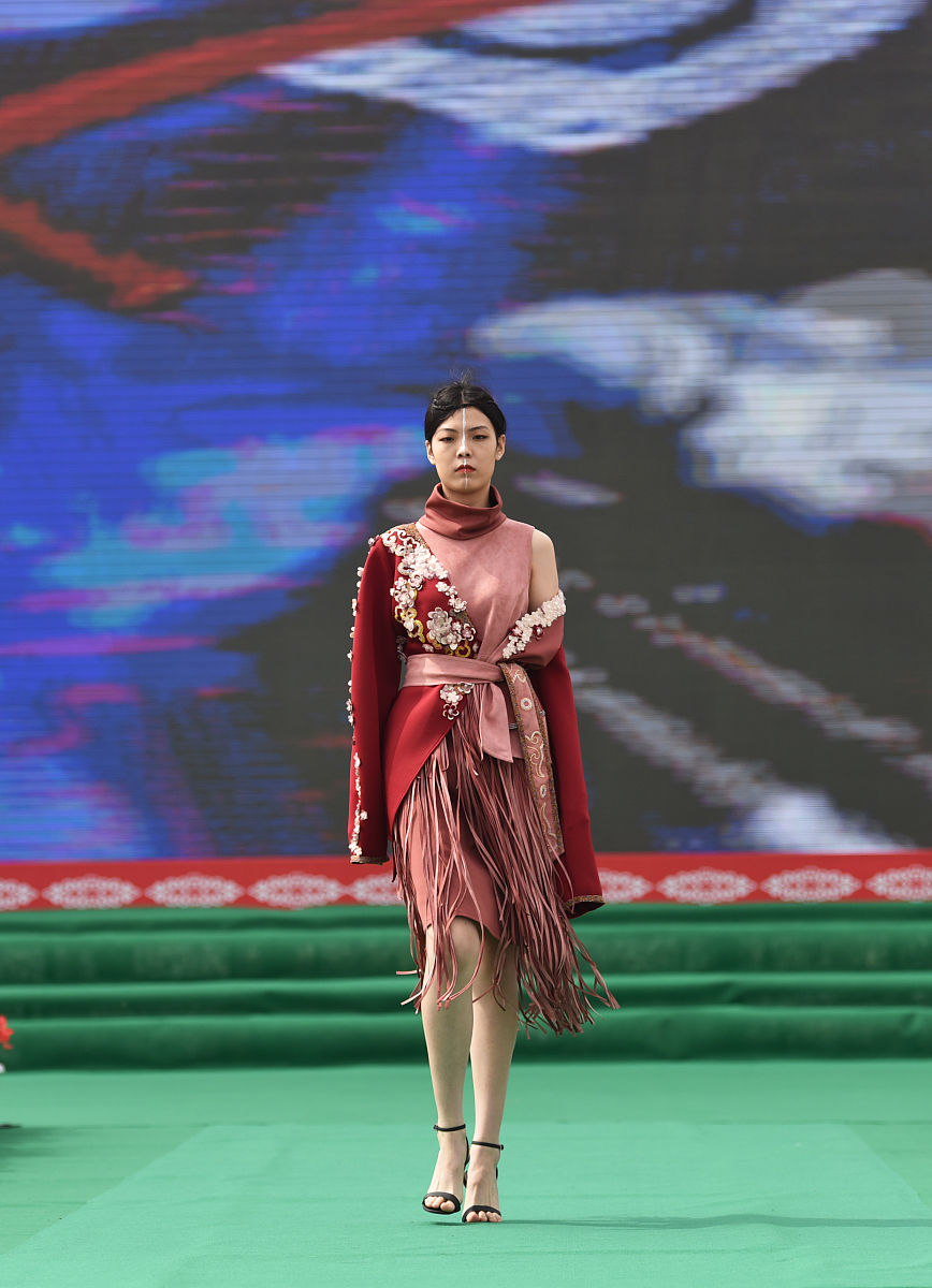2021年7月10日,吉林松原,查干湖,独具地域特色的蒙古族服饰展.