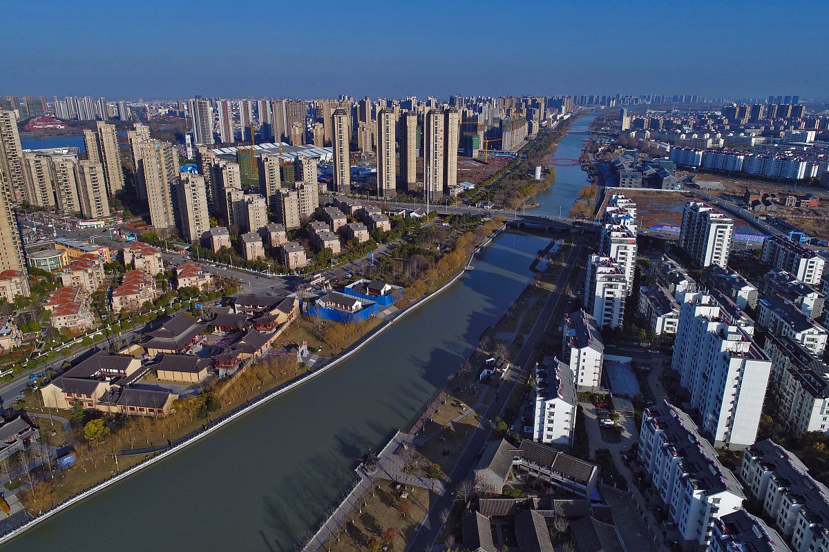 2018年3月5日,航拍江苏省淮安市里运河畔的城市建筑.当日是二十四节气
