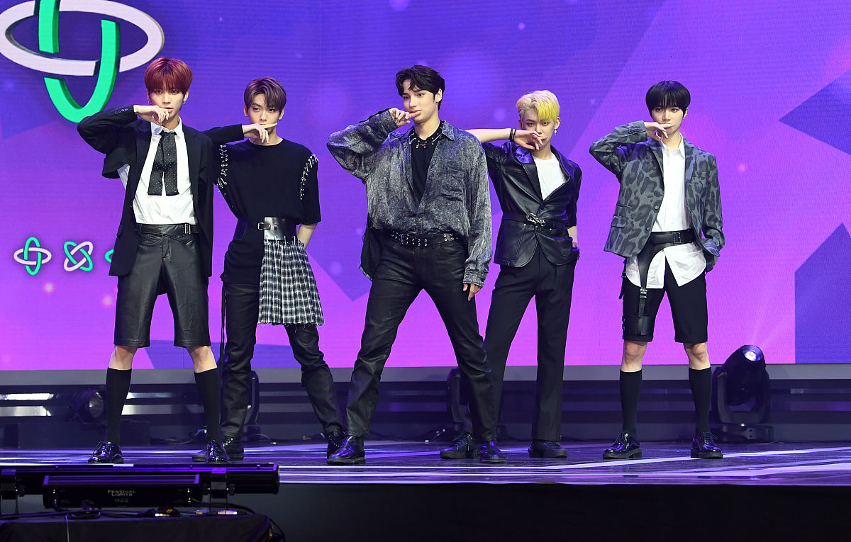 2020年5月18日,韩国首尔,男团txt(tomorrow x together)举行第二张迷