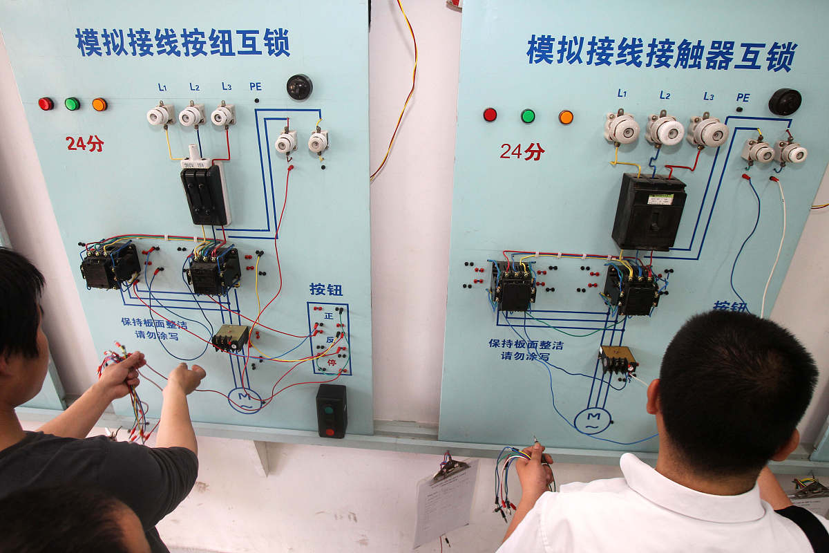 将下面这段话换个说法达到降重的目的：目前的限流器在系统运行时没有电感但一旦出现故障会自动转换成具有电阻性质以有效地防止继电保护误操作