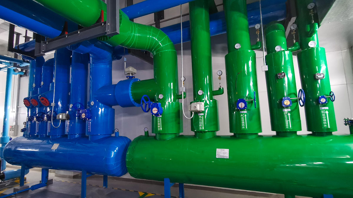 三台冷却塔三个水泵加一个水箱怎么连接两台一样大的机组帮我用180字详细描述