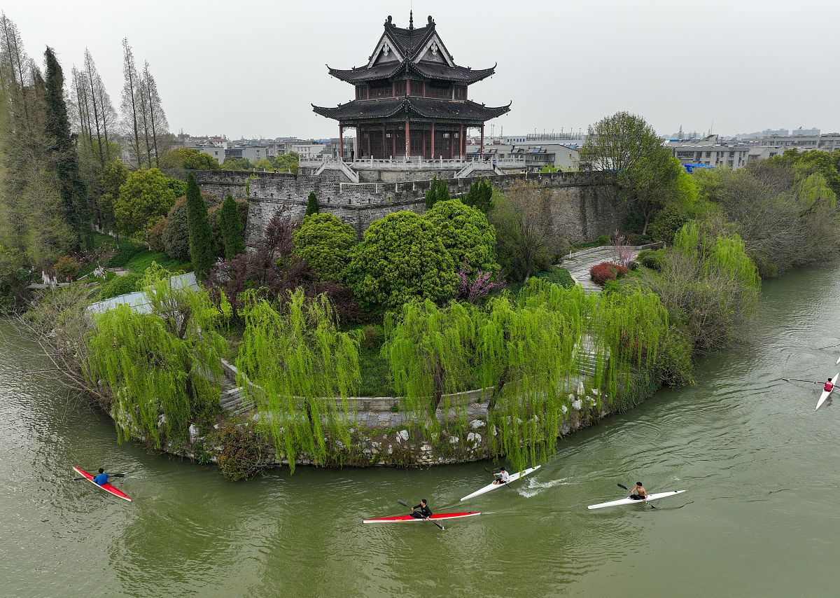 2022年3月26日,湖北省襄阳市,雨后的襄阳古城春满眼春色,护城河畔,柳