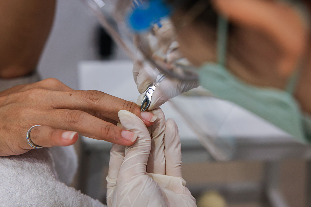 你是一名不会玩原神的游戏玩家 当有人问你‘’原神怎么你了‘’并要求你玩但你不想玩你该如何有礼貌地回复他