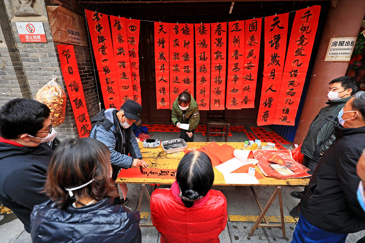 2022年1月24日,陕西西安,市民在西大街都城隍庙采购年货.
