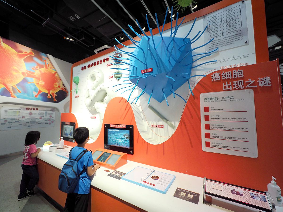 2020年12月21日至2021年1月1日期间央视新闻联合新世相和全国11座城市地铁在每晚八点半至深夜通过地铁广播向大众播报13位晚安大使的晚安语音以此迎接跨年成都地铁传媒也参与其中。根据上述材料分析成都地铁传媒与其他媒体进行的联动传播如何体现媒体融合和互联网思维