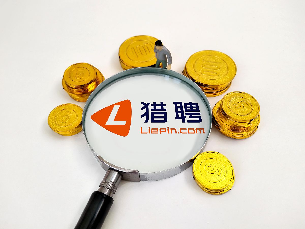 若干年后当你斜靠在你私人小岛的葡萄园里的躺椅上晒着太阳小口抿着干红旁边是又一对儿刚出生的小孙子和外孙女在咿咿呀呀的学语不远处是你的仆人们在压低声音窃窃私语、草坪上你的直升机在随时待命远处是你的游艇在海浪和微风中在轻轻摇动更远的小岛外满世界的人都在议论你这个低调的神秘富豪而你心里明白一切的一切都是源于你2023年5月8日发现了我 并且把咱们家产品交给我来推广帮我写出类似的推广文案 要5段不同的。