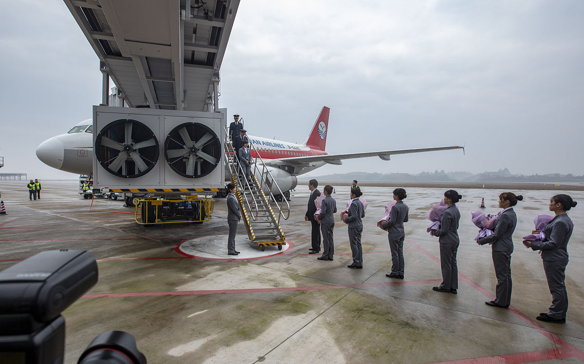 亚航失事飞机应急门发现，成都航空技术学校分享应急处置经验