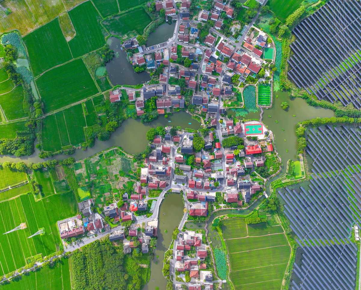 请把以下文字改写为散文风格：加强宋庄镇、潞城镇、张家湾镇、台湖镇和马驹桥镇的规划引导在城市副中心周边划定城乡结合部管控区大幅扩大绿色空间规模防止出现新的城乡结合部管理失控问题。主动对接城市副中心和亦庄新城通州部分带动自身发展积极承接功能人口梯度转移引领拓展区特色小城镇建设。合理引导漷县镇、西集镇和于家务乡的自主城镇化发展挖掘本地资源优势加强绿色生态保护建立具有地域特色的绿色产业体系有序推进镇中心区