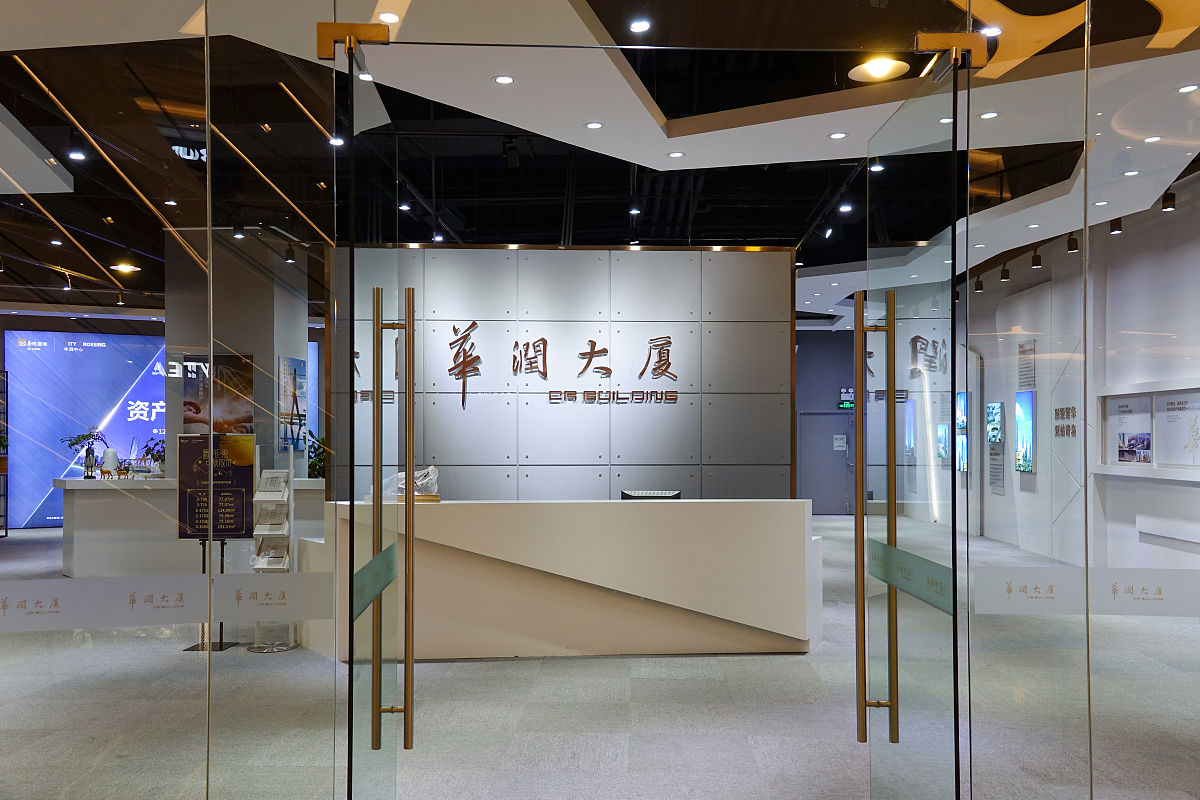 请丰富一下内容使得内容更加饱满：室内空间设计方向课程的思政教育是提高学生思想道德素质和实践能力的重要途径。本文提出了一种综合性的思政教学模式包括教师的思政引领、课程内容的思政融合、课程活动的思政导向和评价的思政考核。实践证明该思政教学模式具有一定的有效性和可行性可供室内空间设计课程的教师参考和借鉴。
