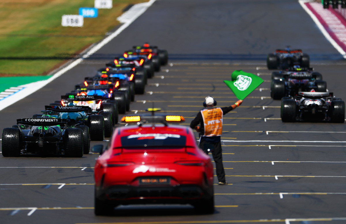 描述赛车比赛的文案编写重点描述参赛选手卧虎藏龙