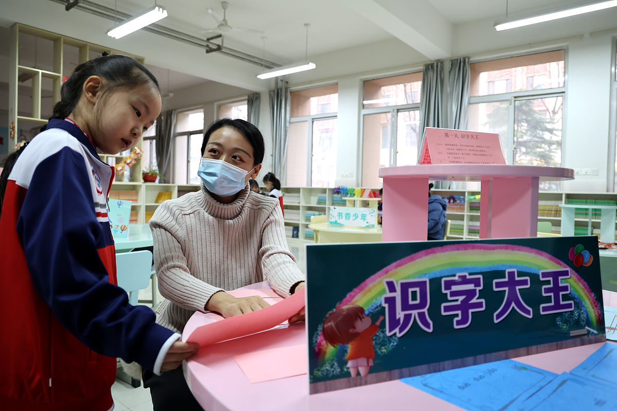 你现在是一位即将带娃出行的妈妈请规划一条合适的从北京去往滨州市滨城区的路线要求乘坐公共交通且白天乘车总耗时要求尽可能的短并且不考虑乘坐红眼航班或火车。请给出3个待选方案以及每个方案的时长。