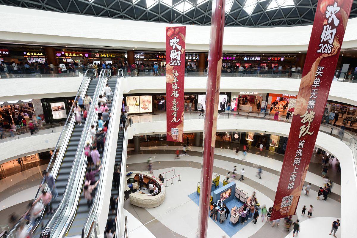 2018年2月19日,海棠湾三亚免税城,游客们正在选购免税商品.